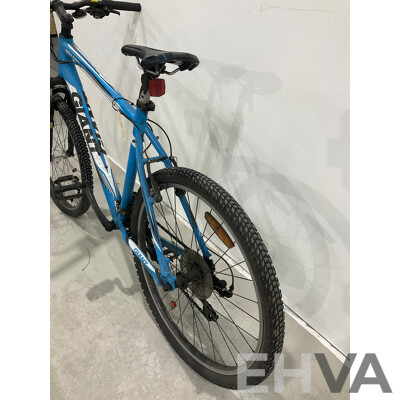 Giant Boulder Mountain Bike (Size L)