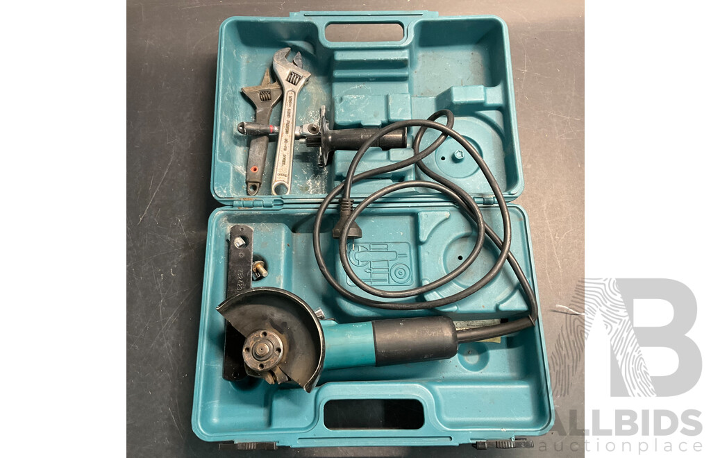 Makita 710W 125mm Angle Grinder in Case