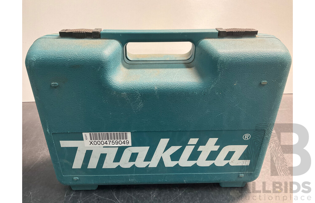 Makita 710W 125mm Angle Grinder in Case