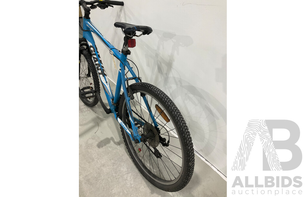 Giant Boulder Mountain Bike (Size L)