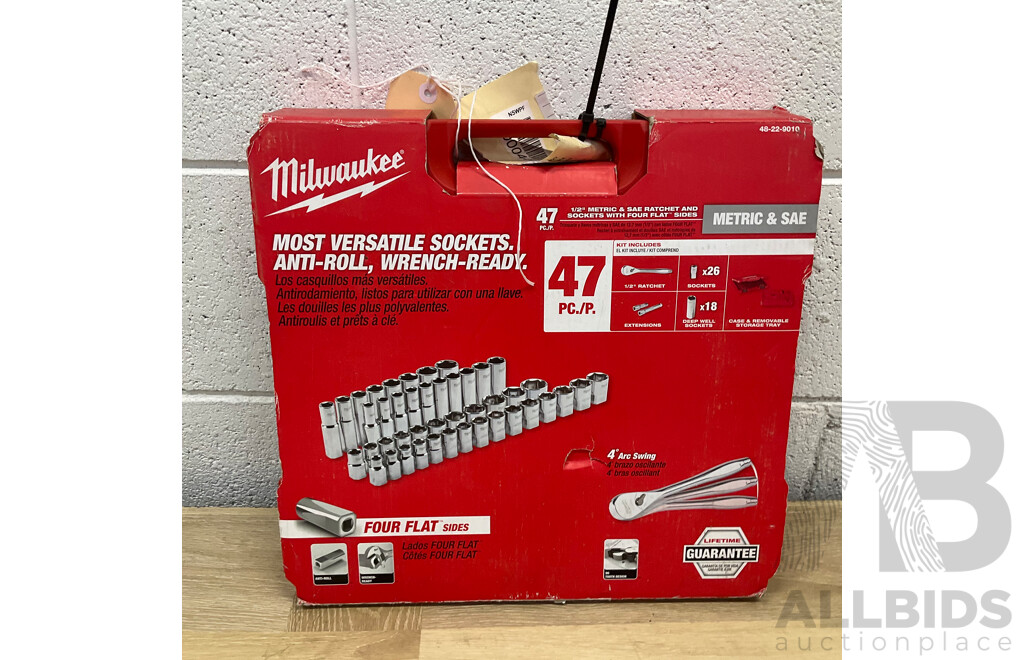 MILWAUKEE- 47pcs 1/2 Inch Metric and Sae Ratchet and Sockets with Four Flat Sides