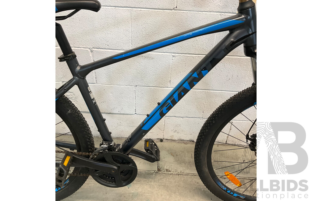 Giant Mountain Bike (Size M)