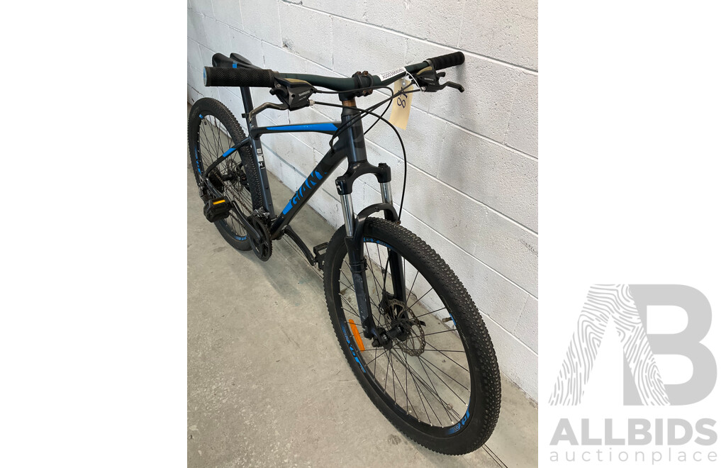 Giant Mountain Bike (Size M)