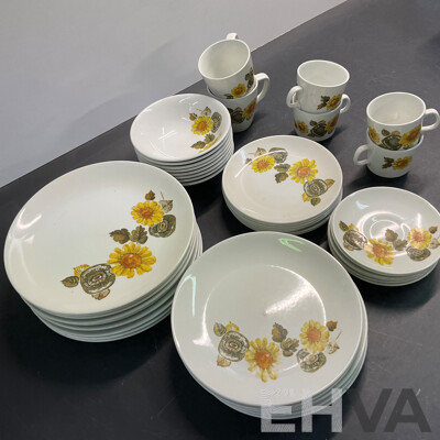 Vintage JOHNSON of AUSTRALIA  Dinnerware - Snowhite Daisy Pattern