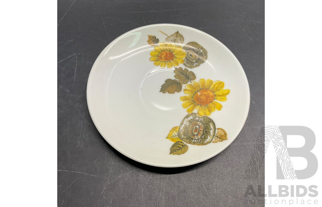 Vintage JOHNSON of AUSTRALIA  Dinnerware - Snowhite Daisy Pattern