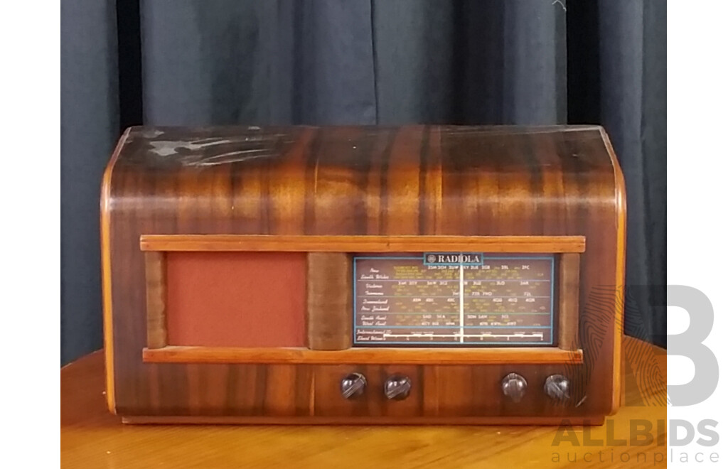 Art Deco Valve Mantle Radio