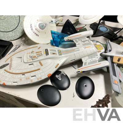 Star Trek Display Models Including the U.S.S Enterprise NCC-1701 and U.S.S Voyager NCC-765