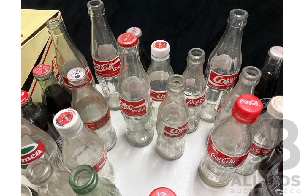 Collection of Vintage and Collectable Coke Bottles Including 1987 America's Cup