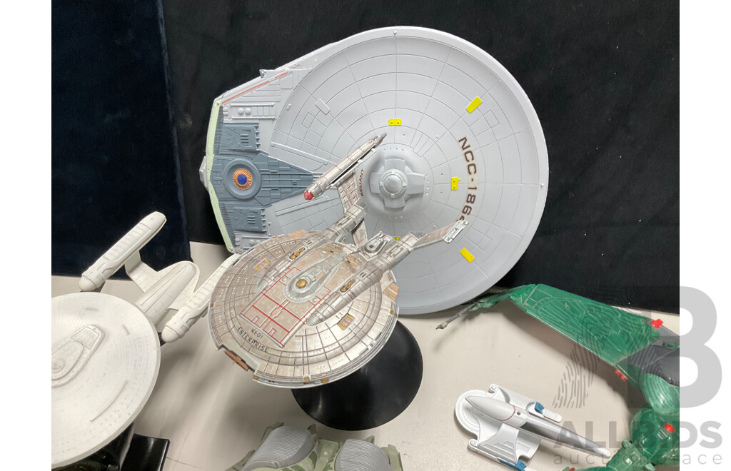 Star Trek Display Models Including the U.S.S Enterprise NCC-1701 and U.S.S Voyager NCC-765