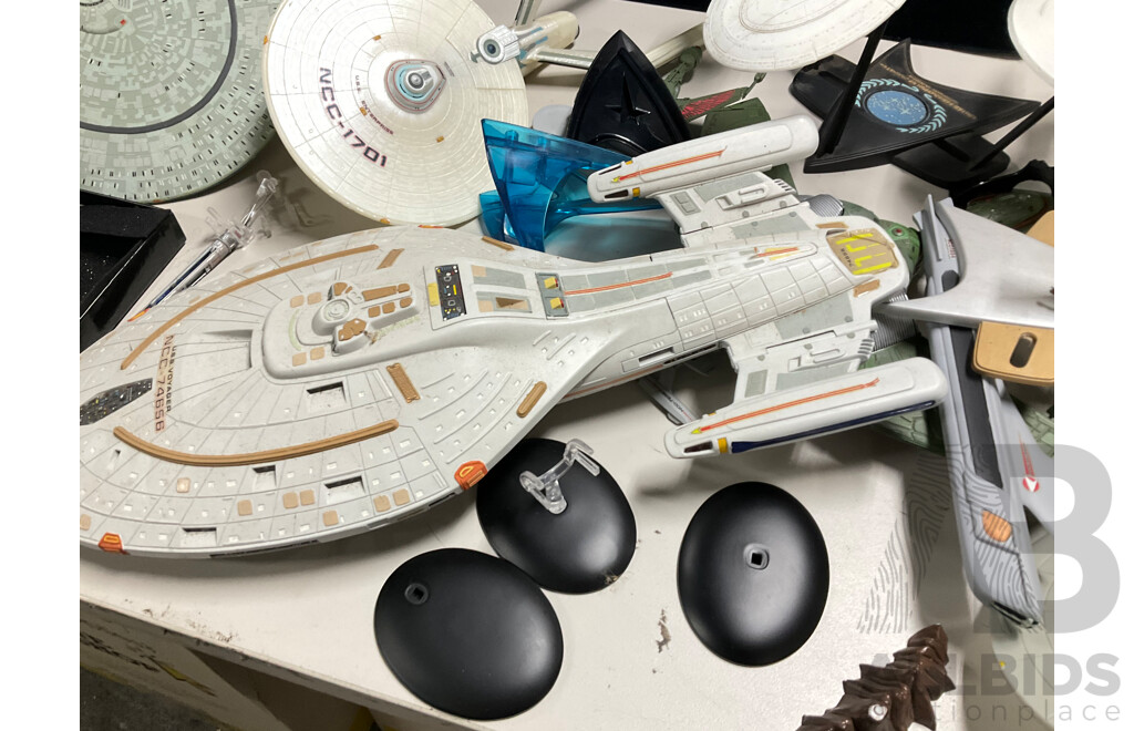 Star Trek Display Models Including the U.S.S Enterprise NCC-1701 and U.S.S Voyager NCC-765