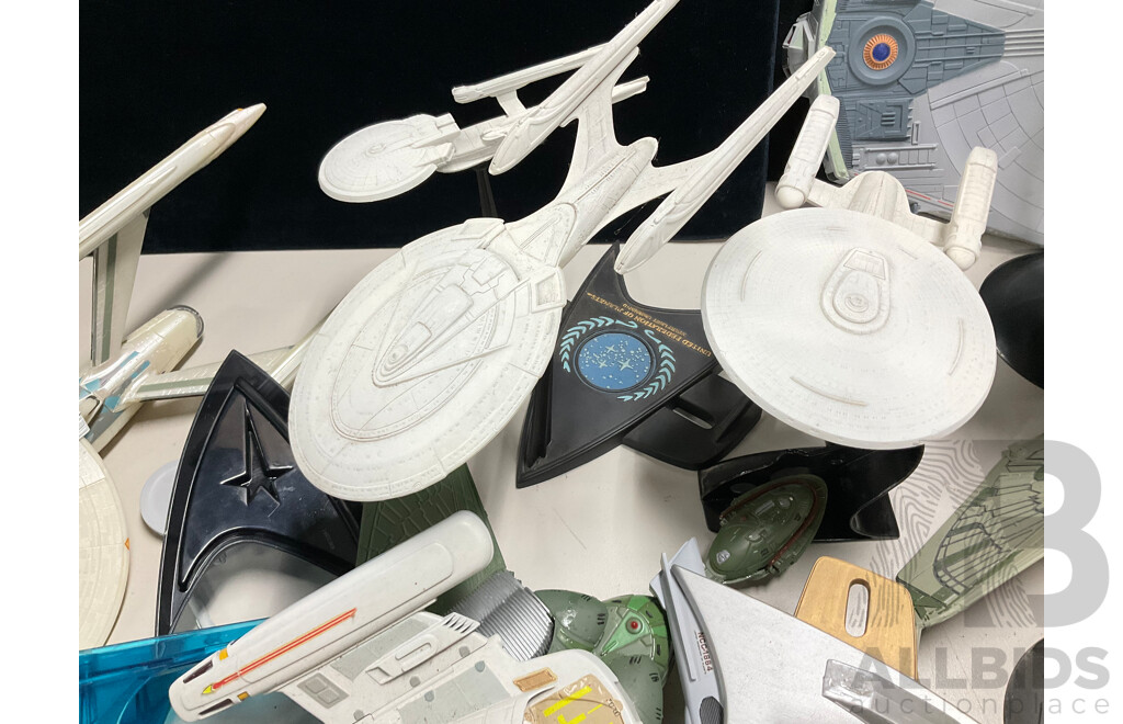 Star Trek Display Models Including the U.S.S Enterprise NCC-1701 and U.S.S Voyager NCC-765