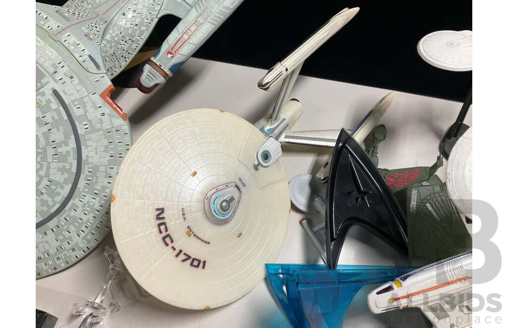 Star Trek Display Models Including the U.S.S Enterprise NCC-1701 and U.S.S Voyager NCC-765