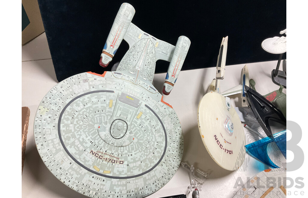 Star Trek Display Models Including the U.S.S Enterprise NCC-1701 and U.S.S Voyager NCC-765