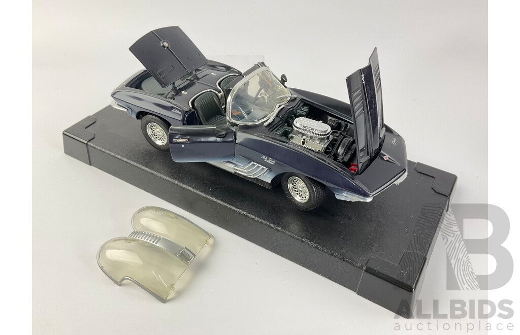 Motor Max Diecast 1961 Mako Shark Corvette - 1:18 Scale