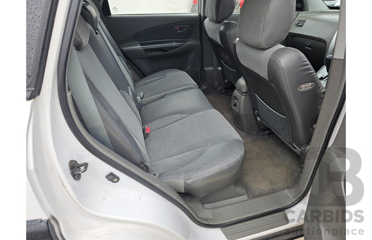 2/2006 Hyundai Tucson Elite  4d Wagon White 2.7L