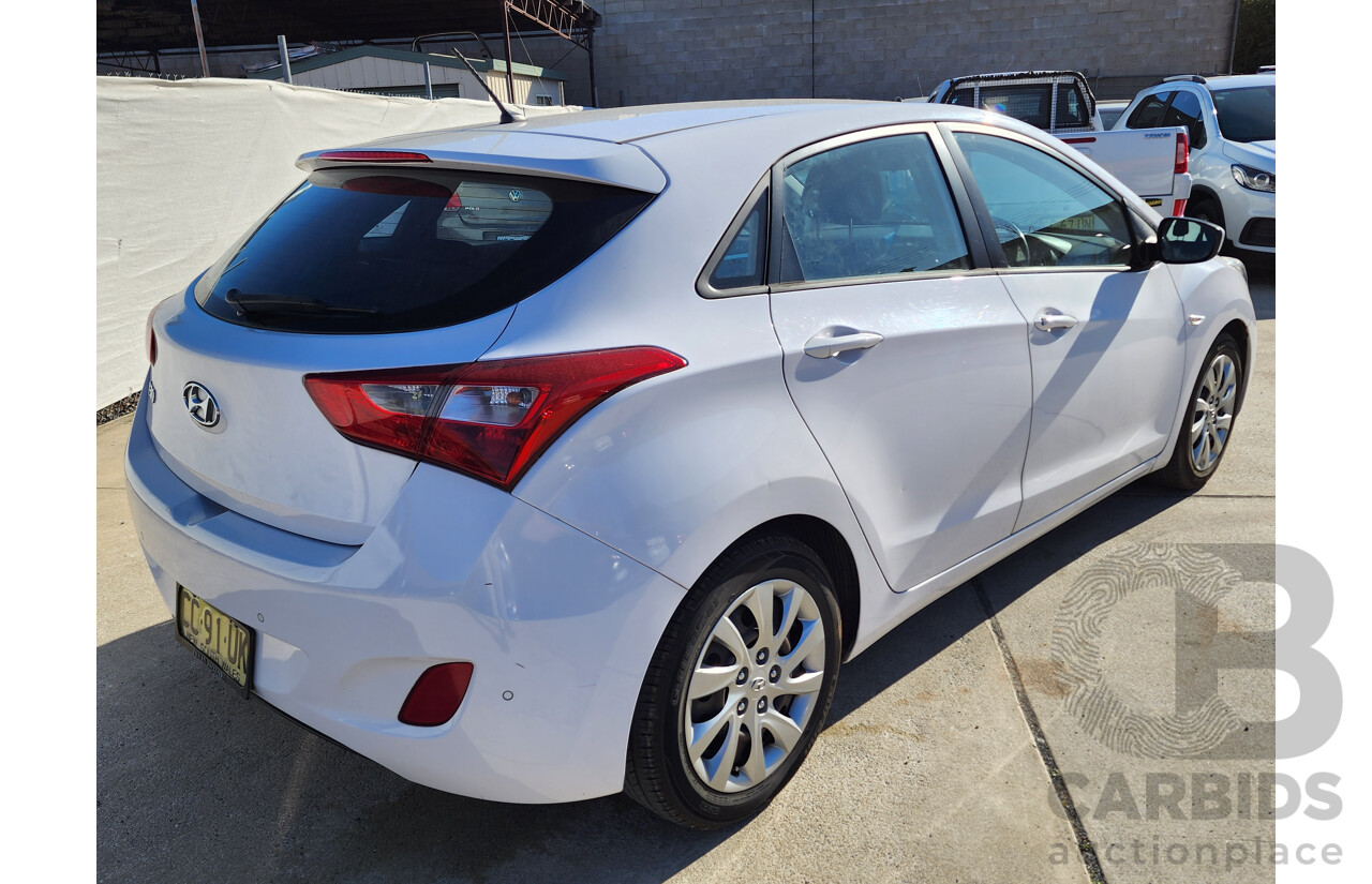 2/2015 Hyundai i30 Active GD3 SERIES 2 5d Hatchback White 1.8L