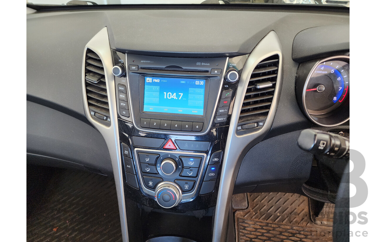 2/2015 Hyundai i30 Active GD3 SERIES 2 5d Hatchback White 1.8L