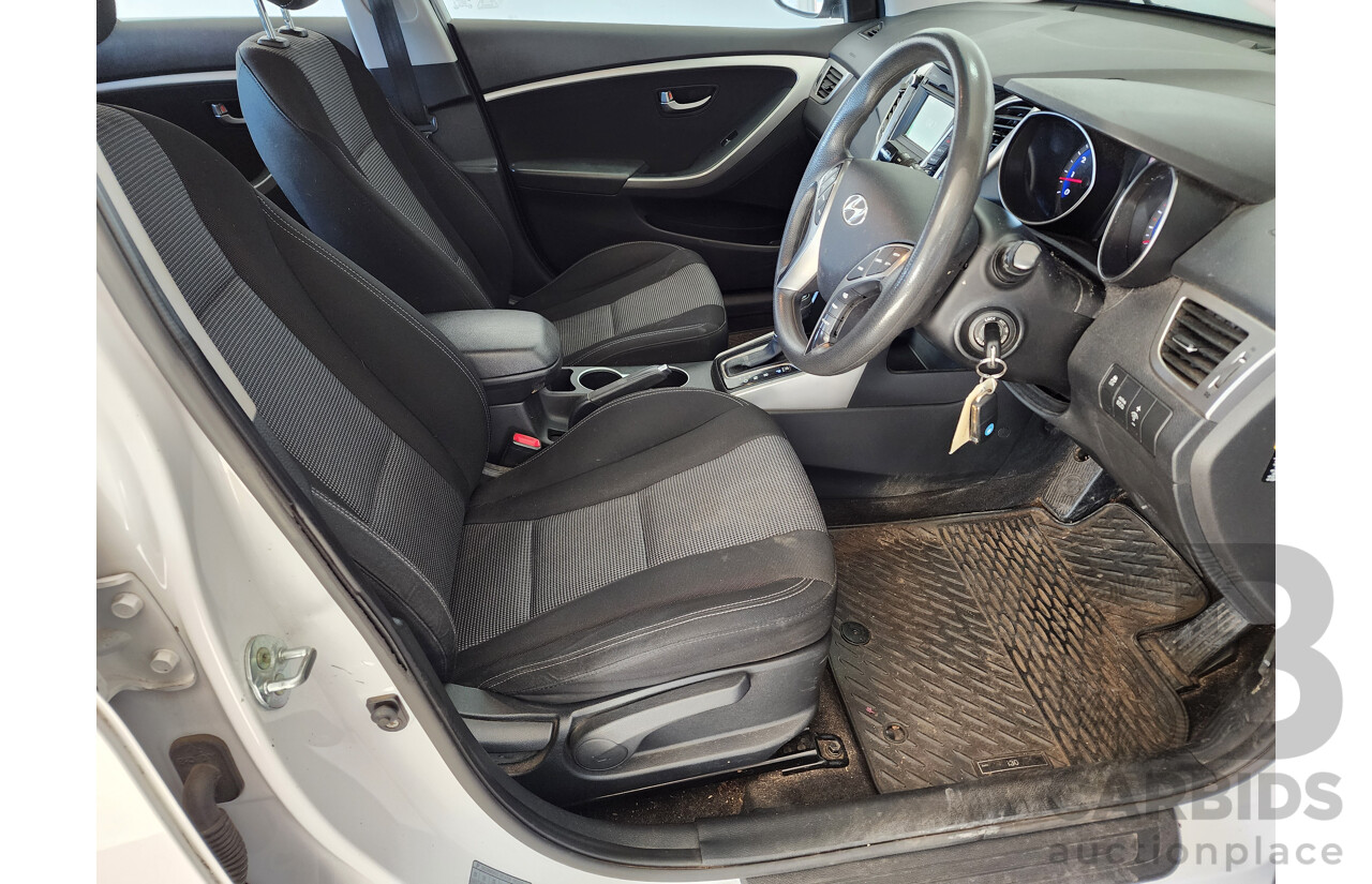 2/2015 Hyundai i30 Active GD3 SERIES 2 5d Hatchback White 1.8L