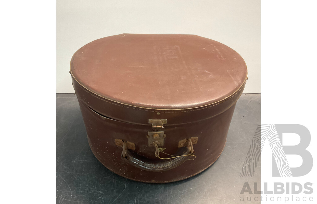 Vintage Round Suitcase with 6 Vintage Hats