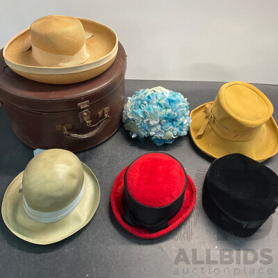 Vintage Round Suitcase with 6 Vintage Hats