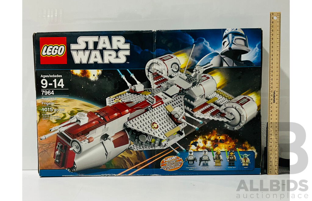 Re-packaged LEGO Star Wars Republic Frigate 7964 Without Minifigures and Including Other LEGO Instruction Manuals