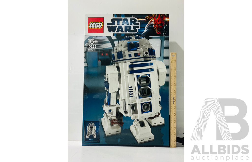 New in Box LEGO Star Wars R2-D2 10225