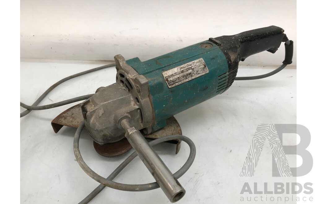 Makita (GA9000) 230mm Angle Grinder