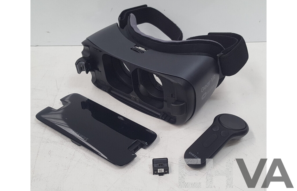 Samsung (R324) Gear VR w/ Controller