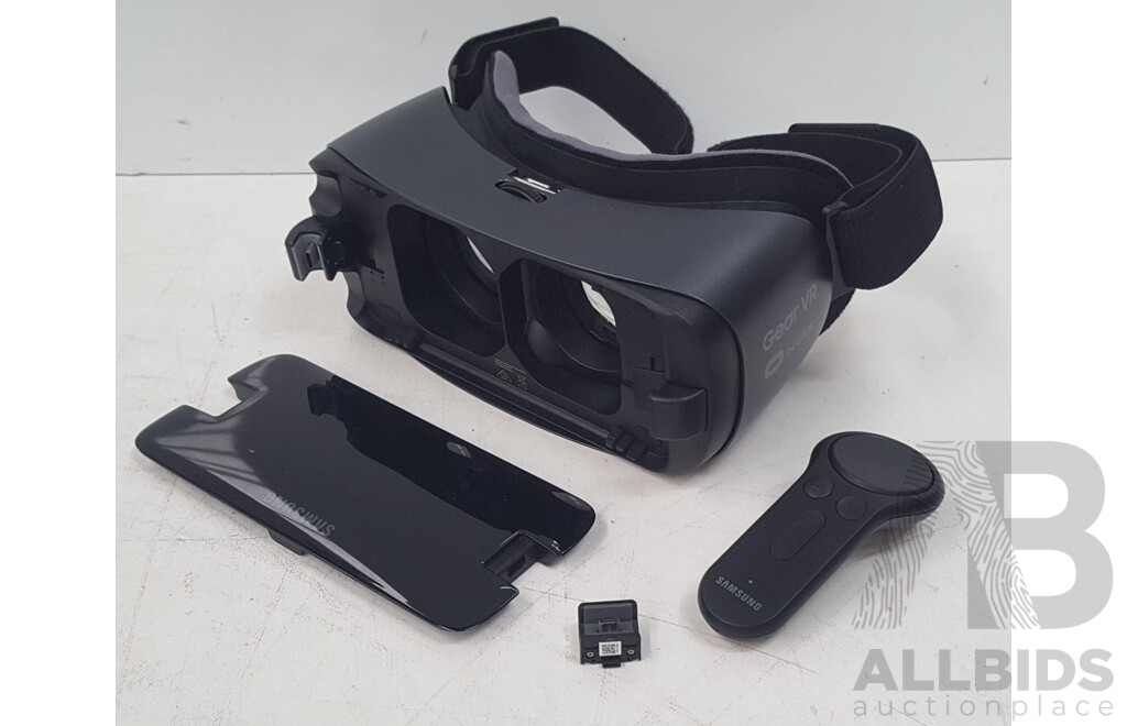 Samsung (R324) Gear VR w/ Controller