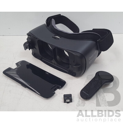 Samsung (R324) Gear VR w/ Controller