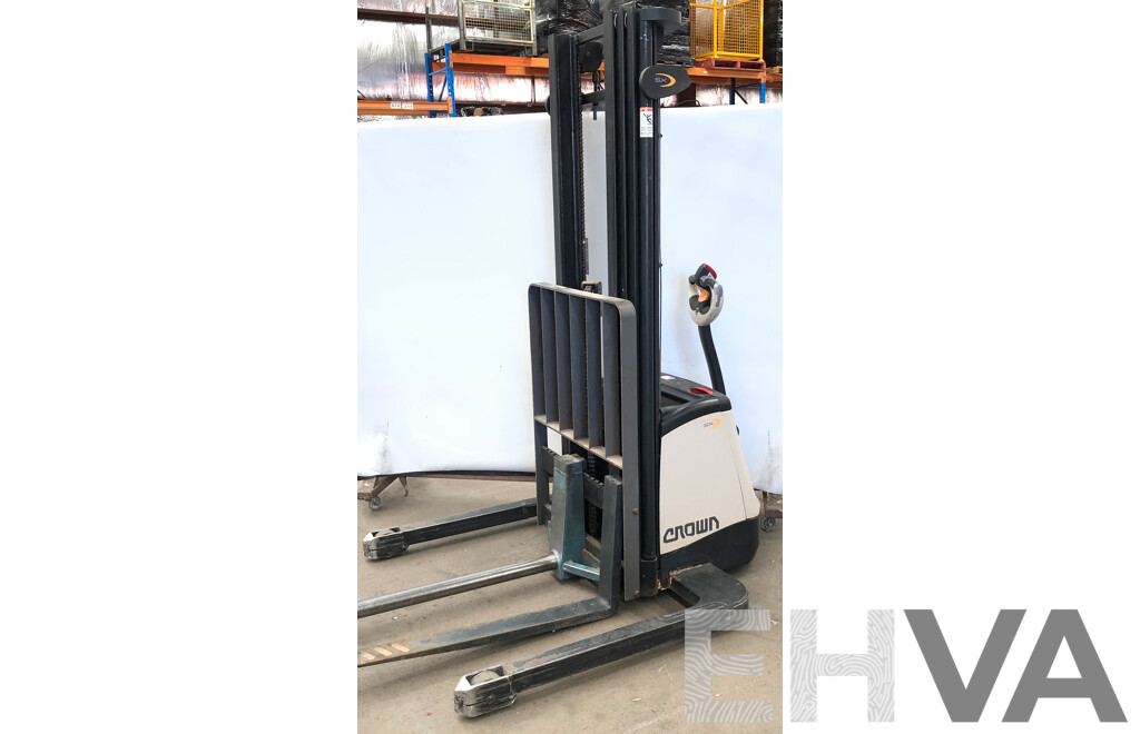 Crown 1.5T Electric/Hydraulic Walkie Straddle Stacker