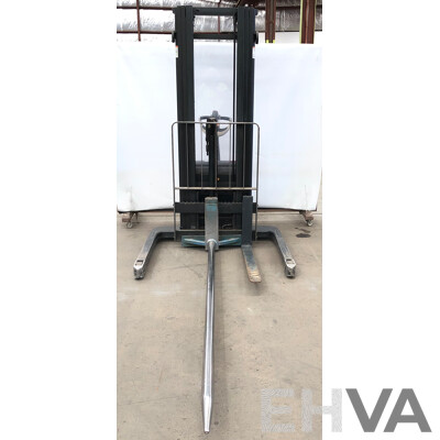 Crown 1.5T Electric/Hydraulic Walkie Straddle Stacker
