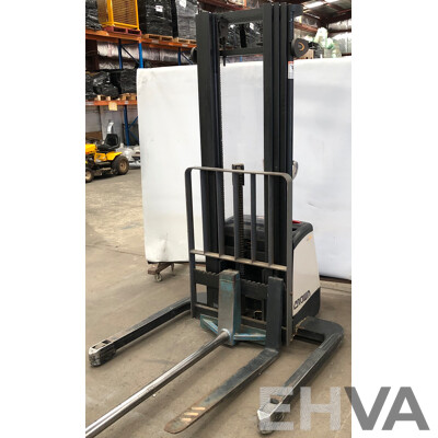 Crown 1.5T Electric/Hydraulic Walkie Straddle Stacker