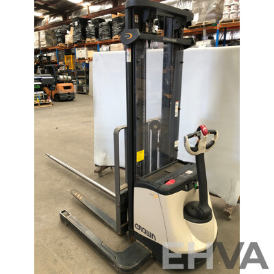 Crown 1.5T Electric/Hydraulic Walkie Straddle Stacker