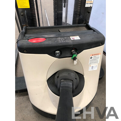 Crown 1.5T Electric/Hydraulic Walkie Straddle Stacker