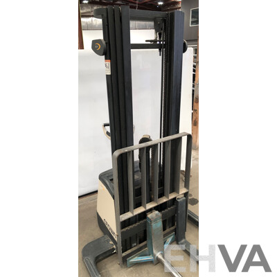 Crown 1.5T Electric/Hydraulic Walkie Straddle Stacker