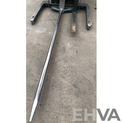 Crown 1.5T Electric/Hydraulic Walkie Straddle Stacker
