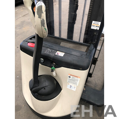 Crown 1.5T Electric/Hydraulic Walkie Straddle Stacker