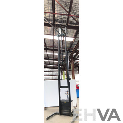 Crown 1.5T Electric/Hydraulic Walkie Straddle Stacker