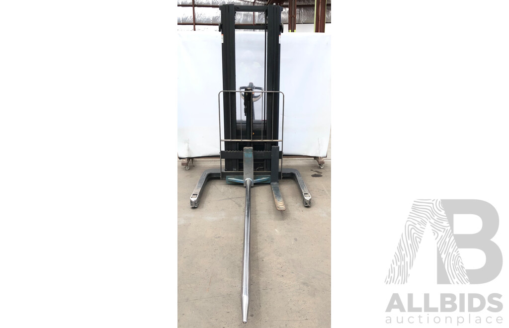 Crown 1.5T Electric/Hydraulic Walkie Straddle Stacker