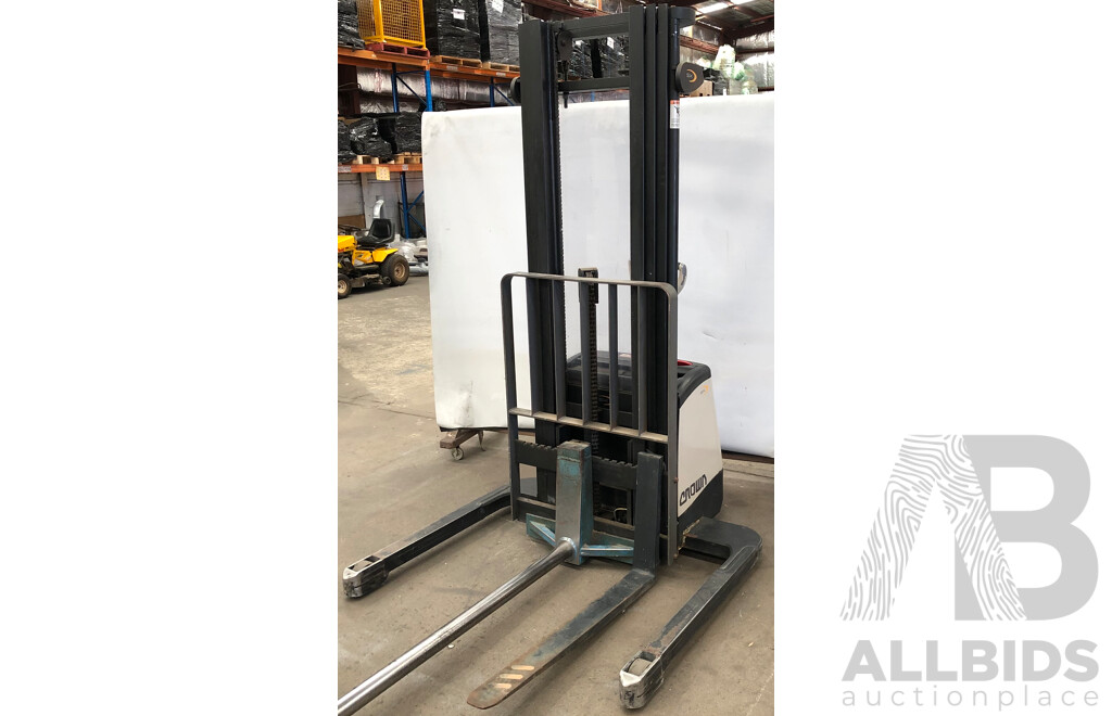 Crown 1.5T Electric/Hydraulic Walkie Straddle Stacker