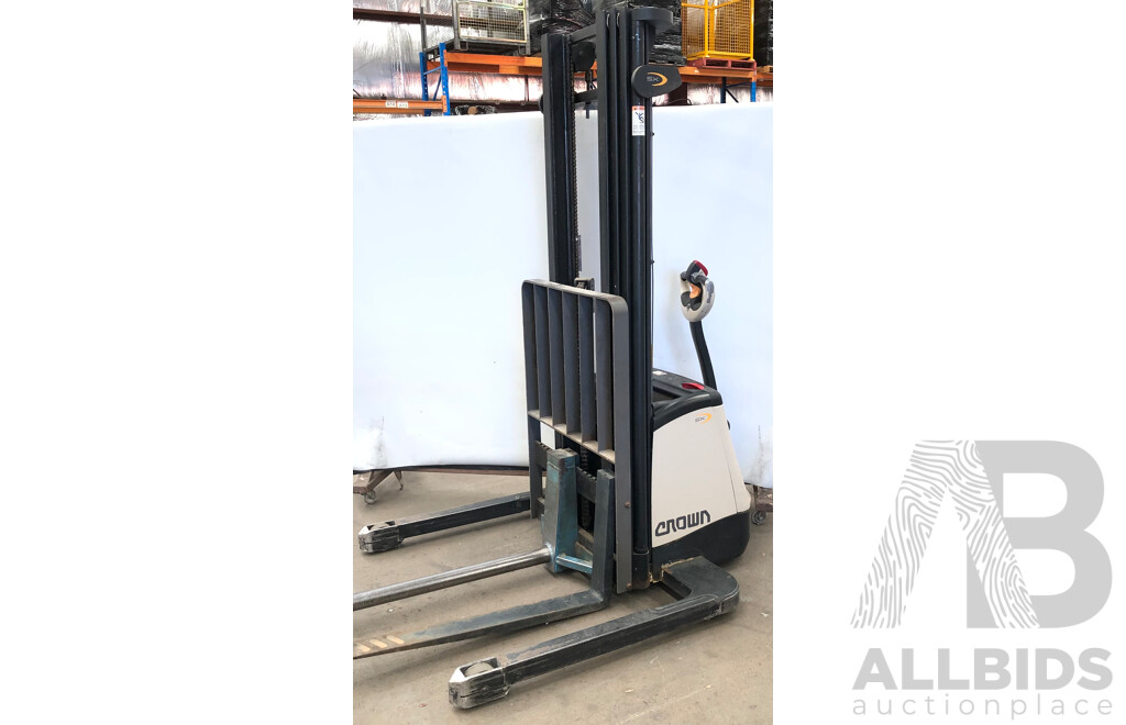 Crown 1.5T Electric/Hydraulic Walkie Straddle Stacker