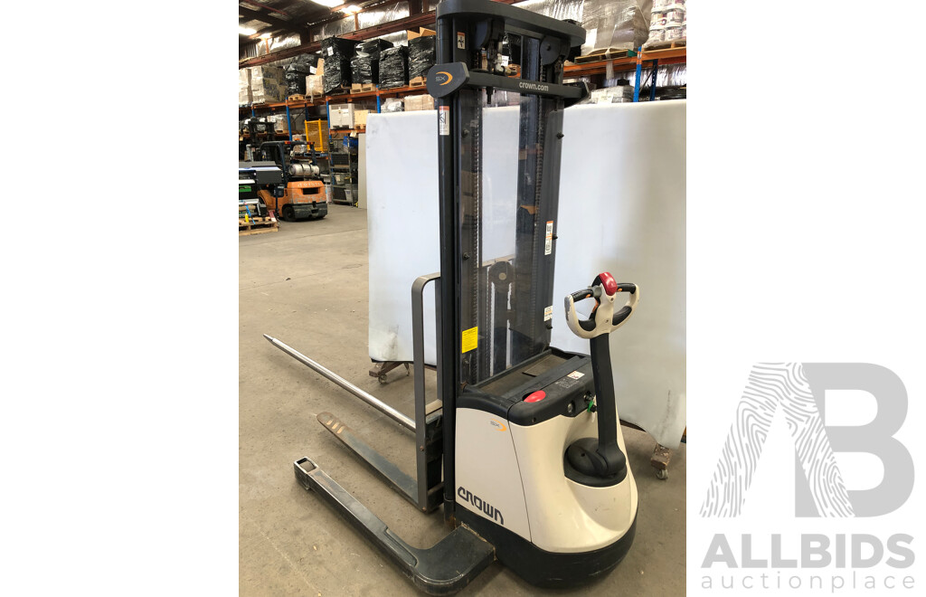 Crown 1.5T Electric/Hydraulic Walkie Straddle Stacker