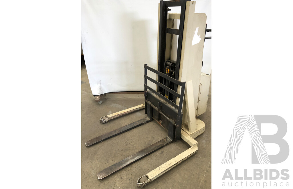 Crown 1T Electric Hydraulic Walk Behind Forklift