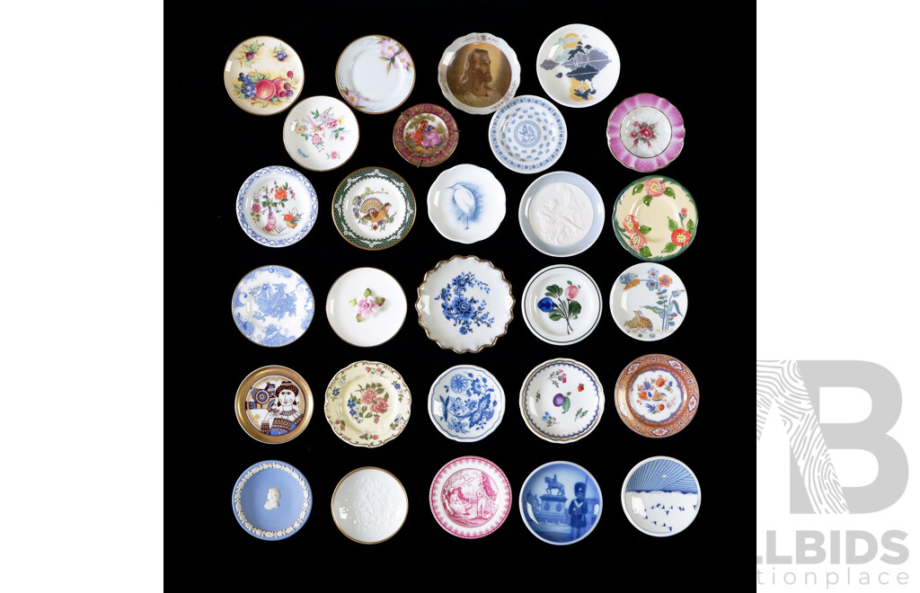 Collection Small Display Plates Including Coalport, Royal Doulton, Royal Worcester, Limoges, Spode, Royal Copenhagen Wedgwood Jasperware, Porsgrund, Maastricht and More