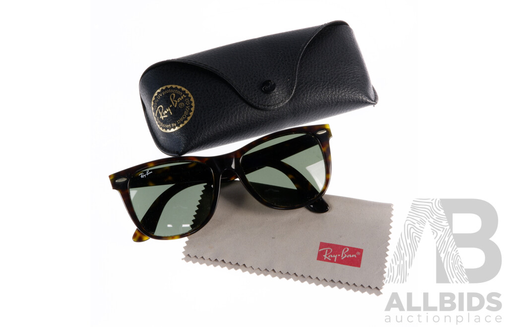 Vintage Italian Made Ray Ban Wayfarers in Case