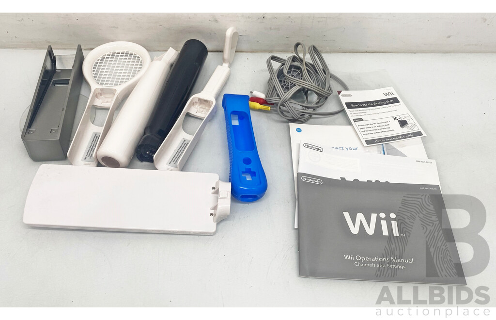 Nintendo (RVL-001) Wii W/ Games/Accessories/Controllers