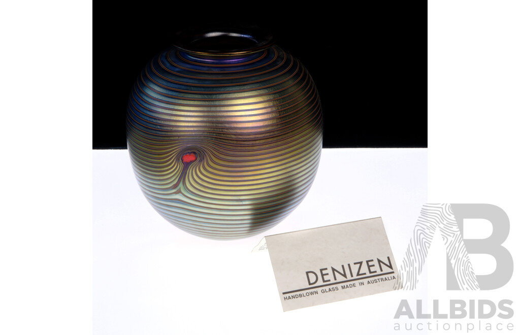 Local Studio Art Glass Beehive Vase by Robert Wynne for Denizen Art Glass, Sydney Manly with Iridescent Finish