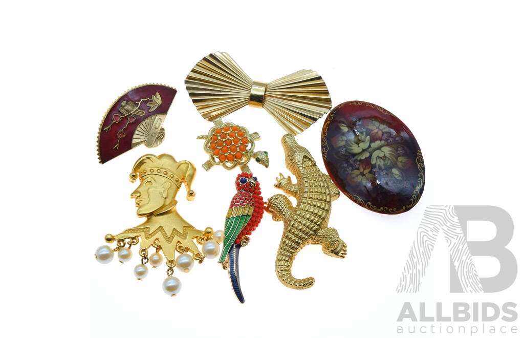 Collection of (7) Gold Tone Vintage Brooches Including Large Crocodile Brooch 70mm X 35mm