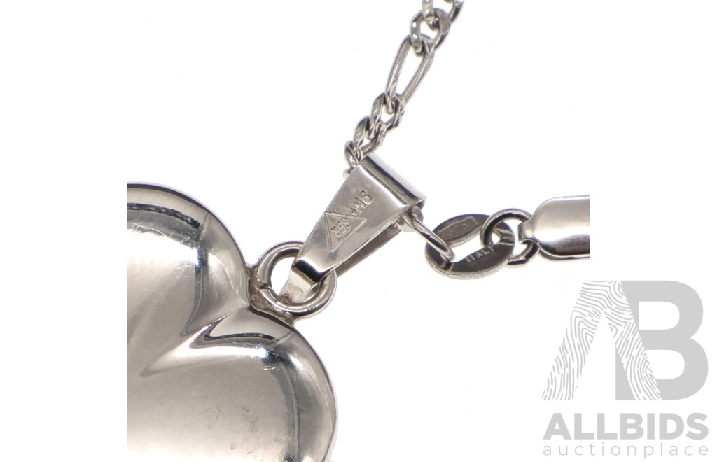 9ct White Gold 20mm Heart Shaped Locket on 9ct Figaro 3+1 Chain, 50cm, 8.98 Grams